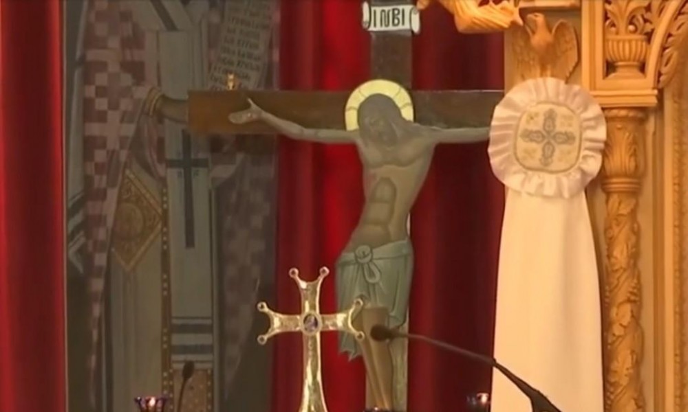 O biserică, ocolită ca prin minune de furia flăcărilor. Preotul a spus că vântul și-a schimbat, miraculos, direcția